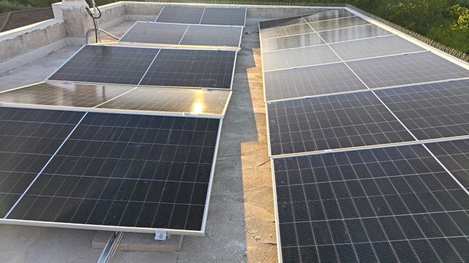 16p, 9.6kWp, 10kW monofásico orientaciones sur, este y oeste, con optimizadores y 5kWh baterías