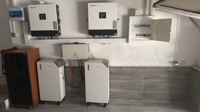aislada  24 kW con 32 kWh de baterías con cuadro de mando