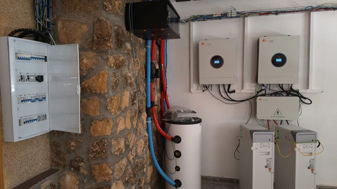 Aislada 24kW inversores 32kWh de baterías, con 30kW de aerotermia + fancoils